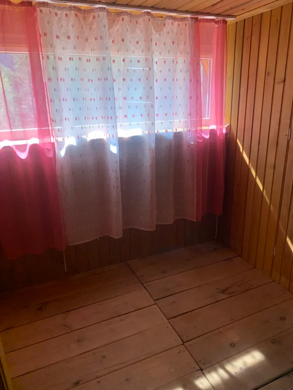 Уютный дом на берегу реки