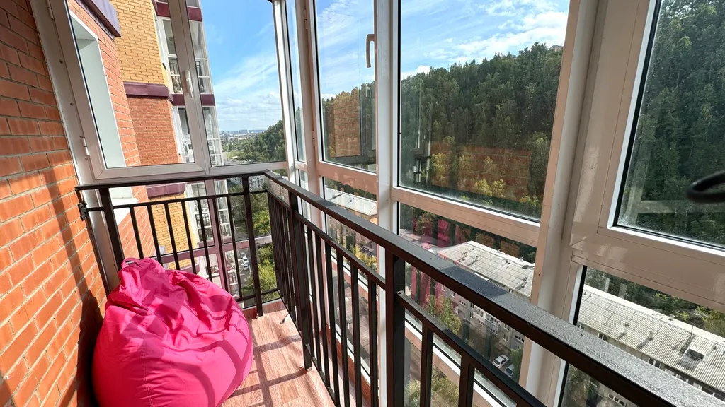 Стильная студия с видом на лес