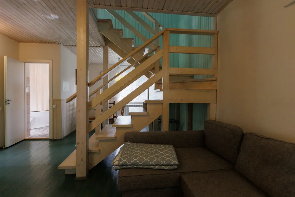 Коттедж в окружении лесных деревьев