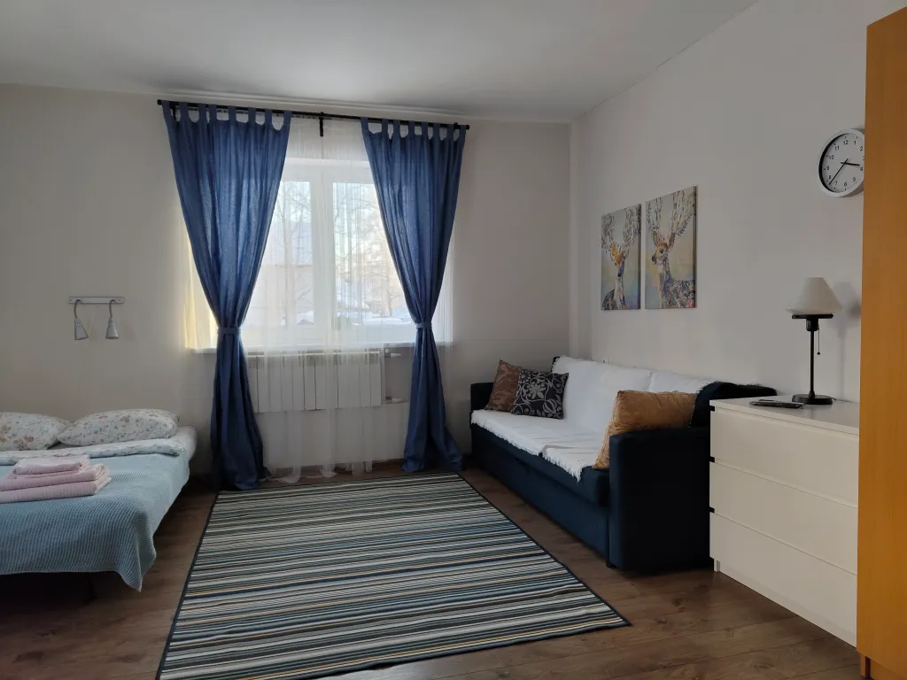 Уютная комната-студия у церкви на холме