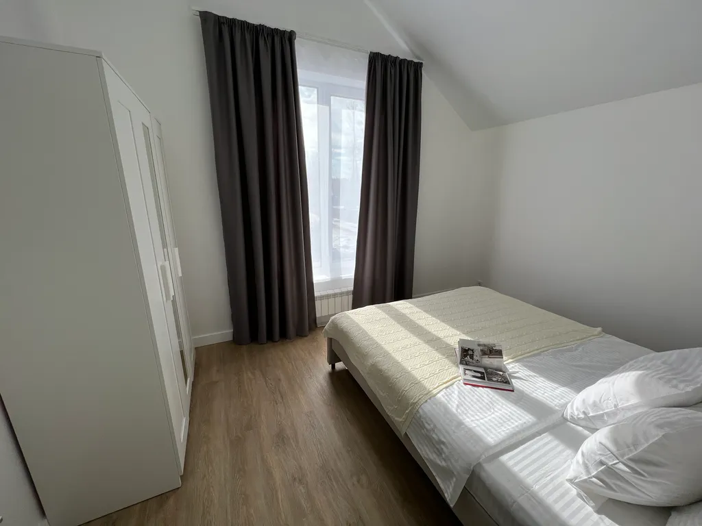 Просторный дом с камином в сосновом лесу