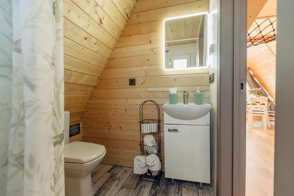 А-фрейм Ель на берегу реки