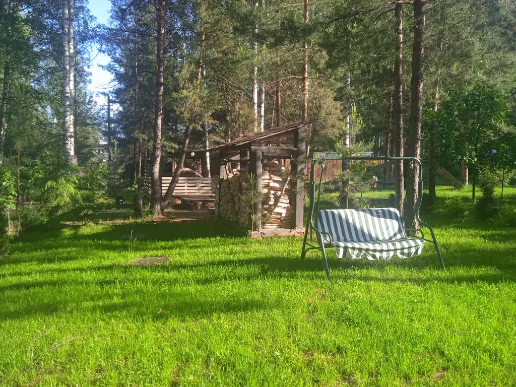 Дом с беседкой на берегу водохранилища