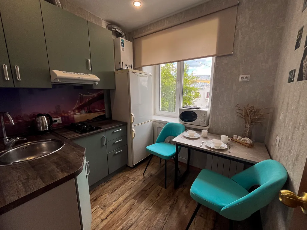 Центрее не бывает! Сразу за памятником ленина в стиле есенинская русь