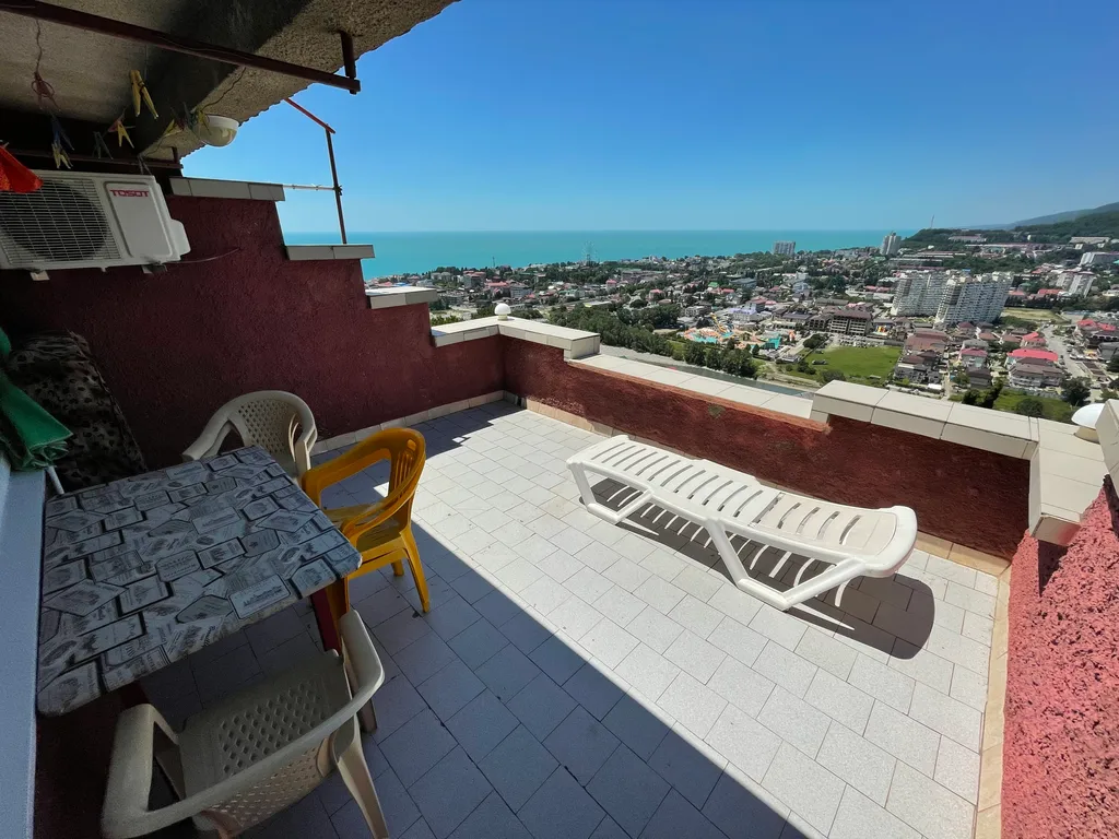 Этаж в коттедже с огромным балконом, 2 спальнями, гостиной и кухней