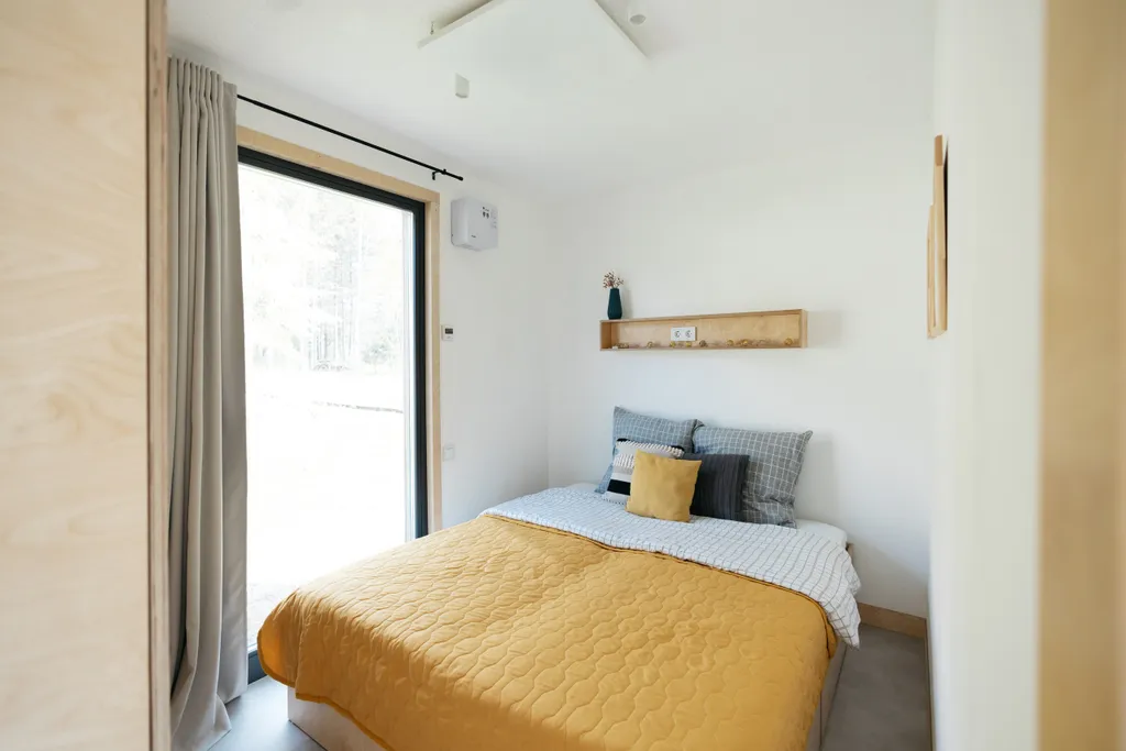 Уютный дом Японская куница с панорамными окнами с видом на лес