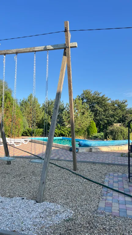 Загородный дом на берегу реки