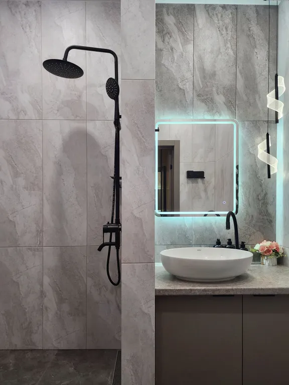 Просторная студия для четырёх человек