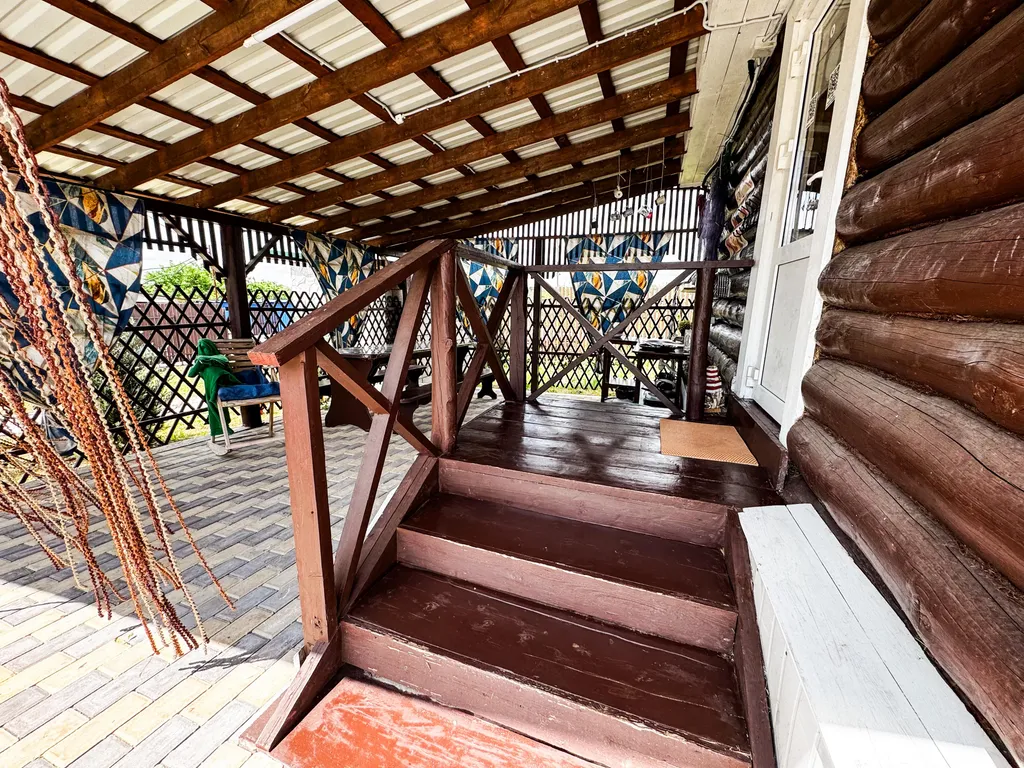 Дом деревянный и кусочек леса под окном