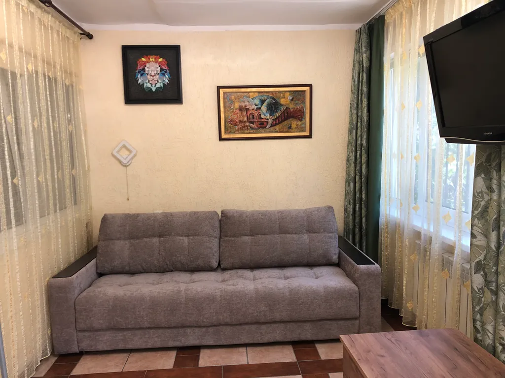 Отличная квартира в 12 минутах от моря со своим выходом в полесадник.