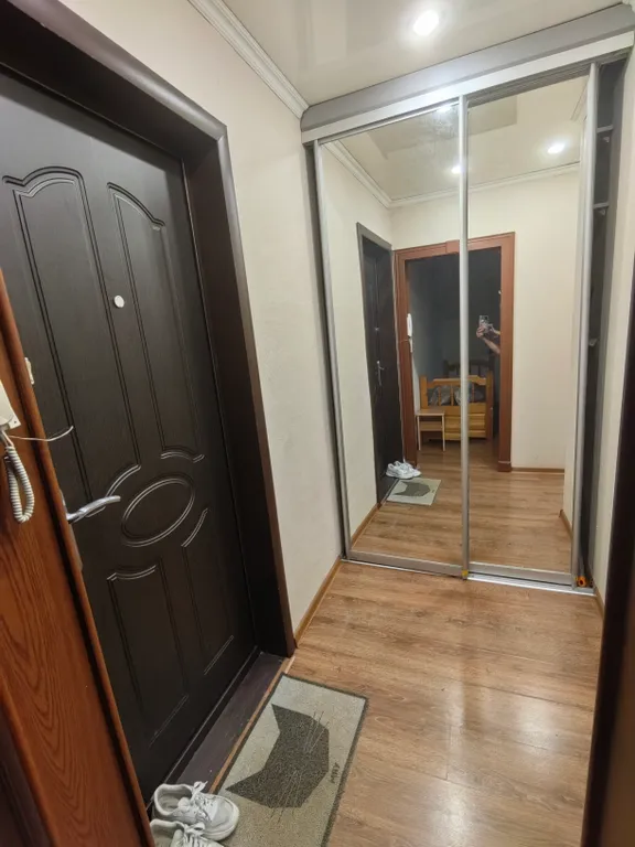 Квартира находится в центре города, рядом магазины, остановка.