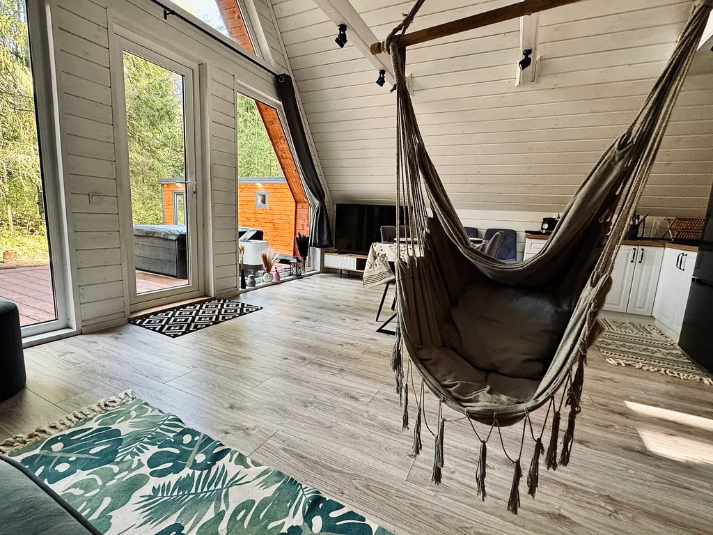 Дом A-frame с баней и джакузи под открытым небом в сосновом лесу