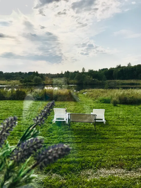 Уютный дом на берегу реки у водопада