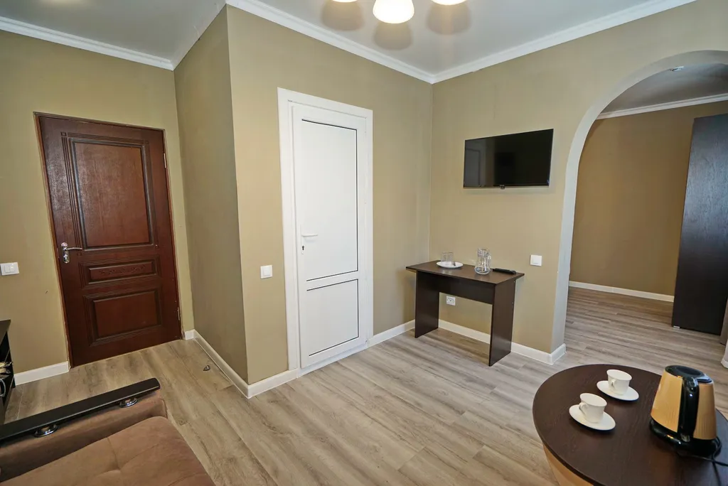 Полулюкс номер до 4 человек,шумоизоляция,рынок,магазины,кафе.