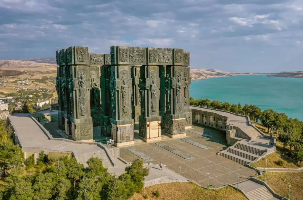 Уютная квартира у моря с видом с балкона на достопримечательности, ели и город