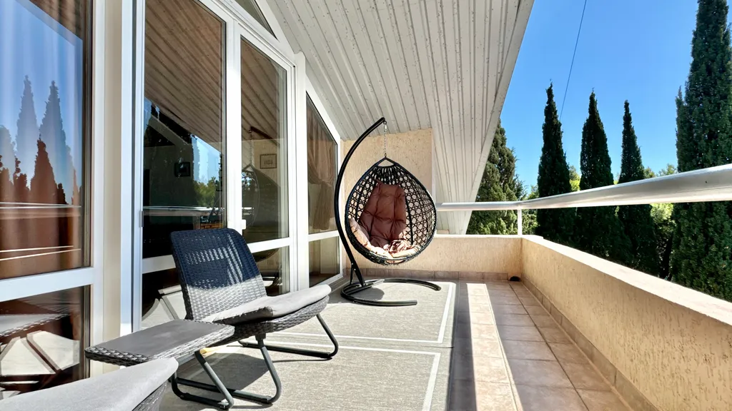 Дом у моря с личным парком, бассейном и сауной