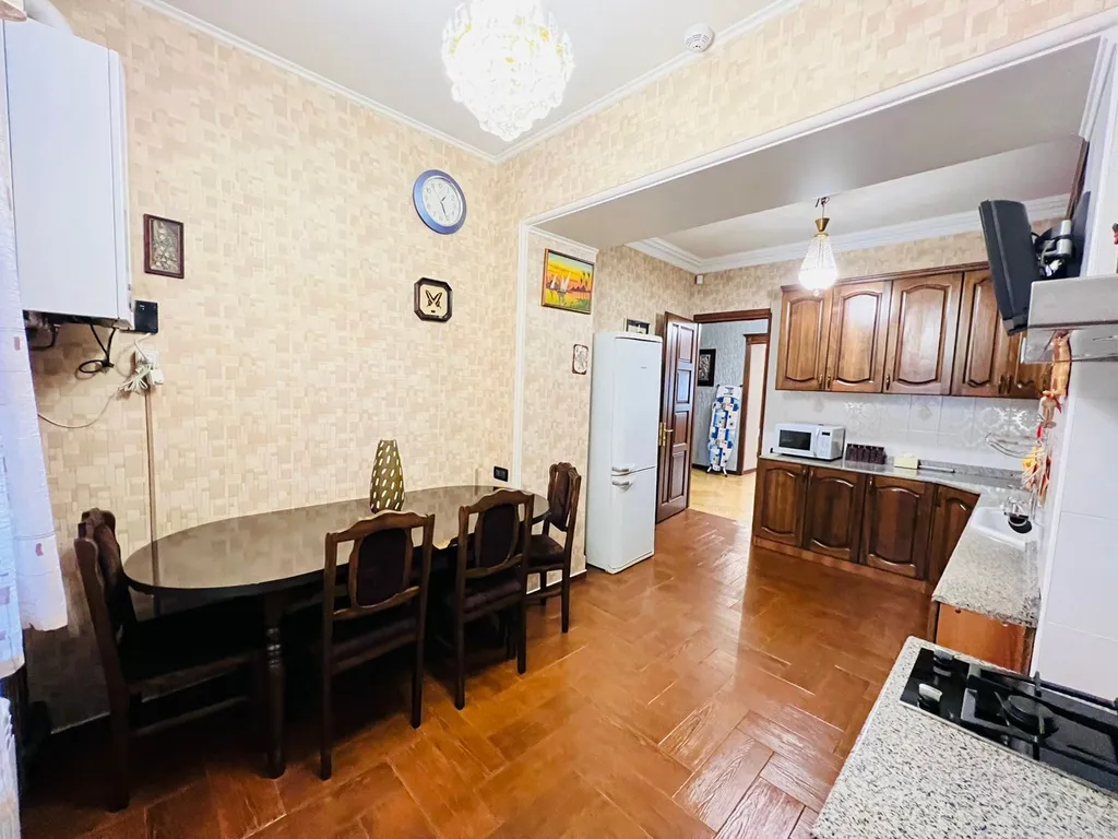 Spacious and comfortable apartment + jacuzzi near northern ave, center