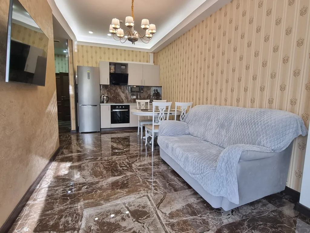 Aпаpтaмeнт c баcсейном и теpрaсой нa набеpeжной