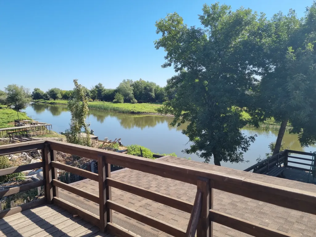 Уютный дом на берегу реки