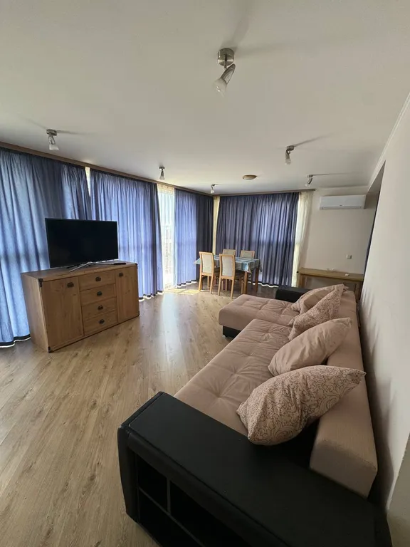 Белый коттедж на первой линии моря