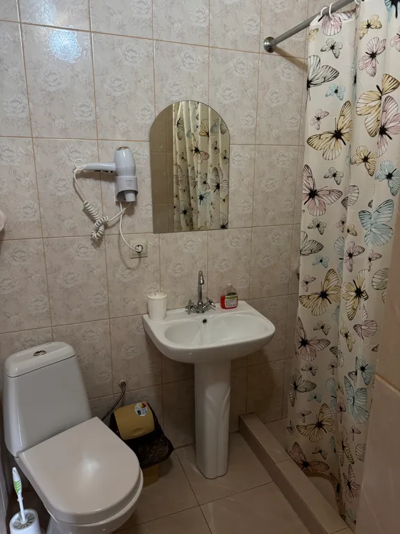 Двухэтажный деревянный коттедж с деревянной отделкой