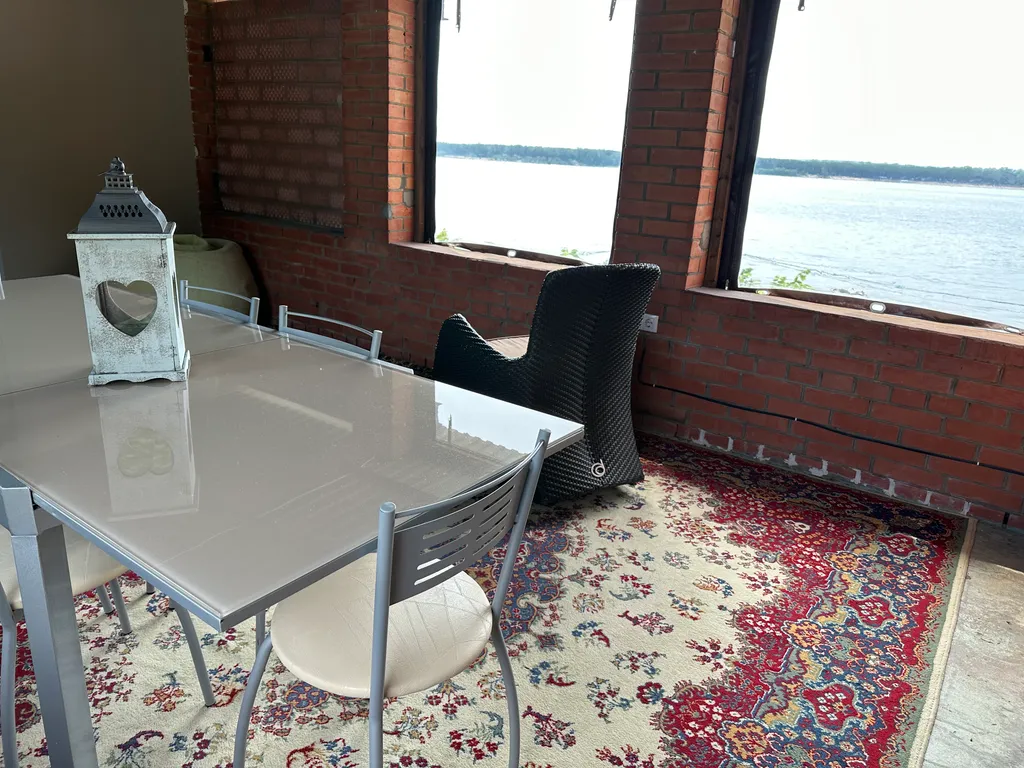 Уютный дом на берегу реки Волга