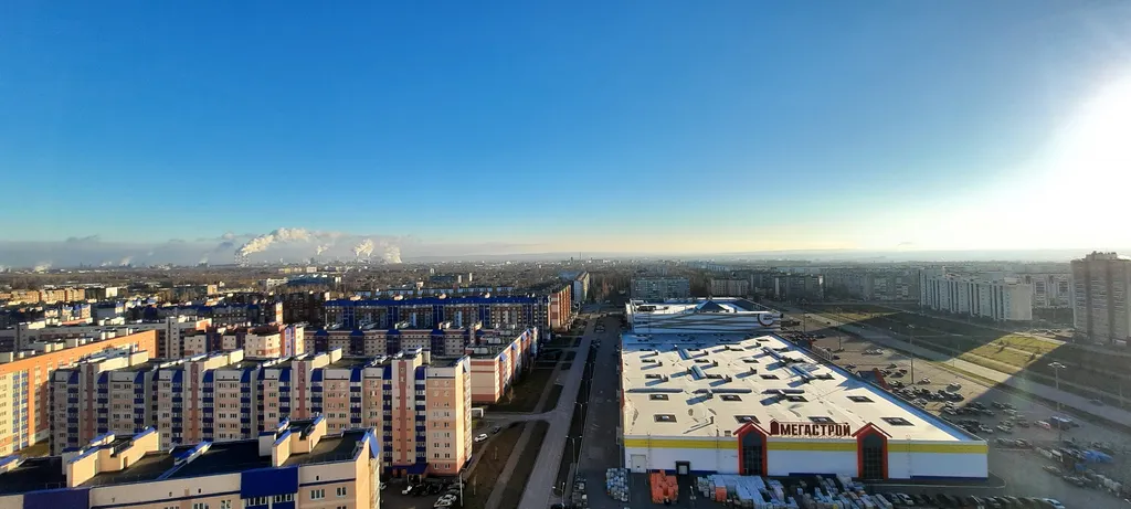 Смотровая квартира с панорамным видом на город с диваном и кроватью