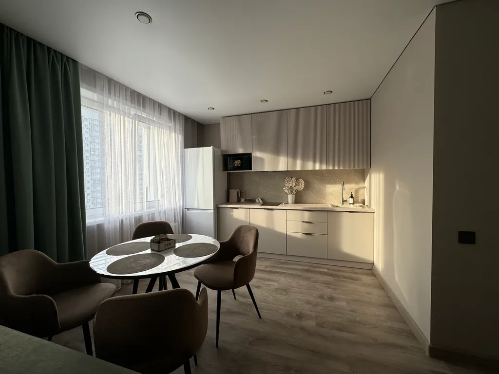 Новая квартира с дизайнерским ремонтом на берегу реки в жк белые росы