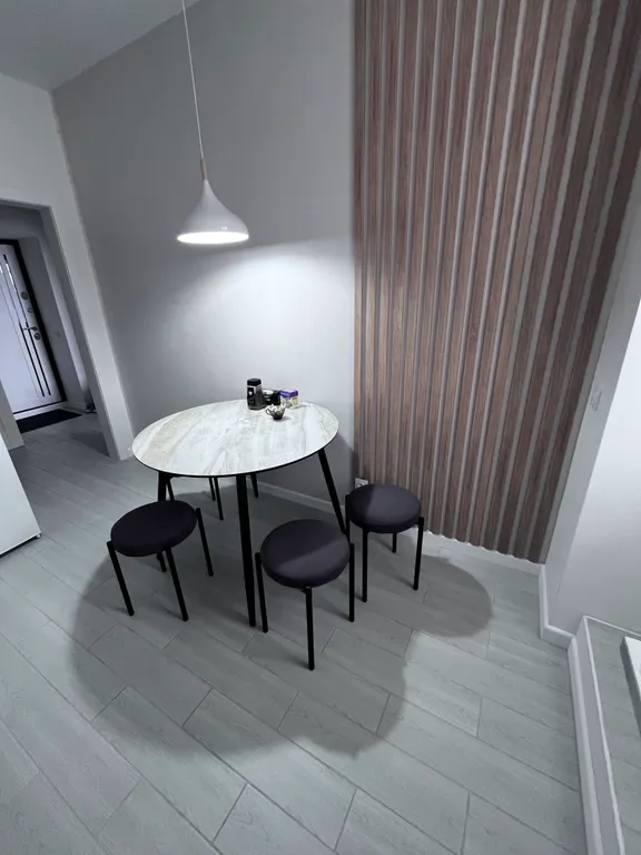 Квартира Квартира с новым ремонтом на первом этаже окна выходят на парковку — Элиста