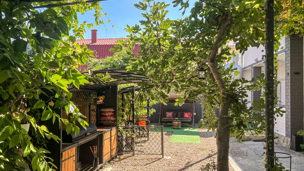 Дом сапфир с бассейном в центре