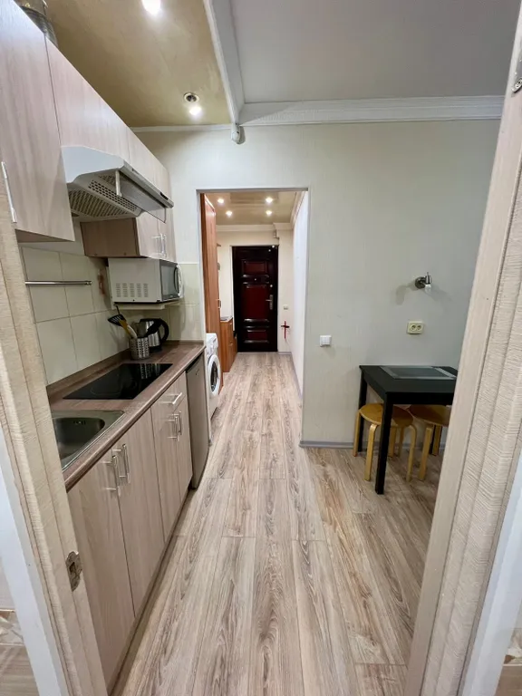 Уютная студия с двуспальной кроватью, балконом и видом на город