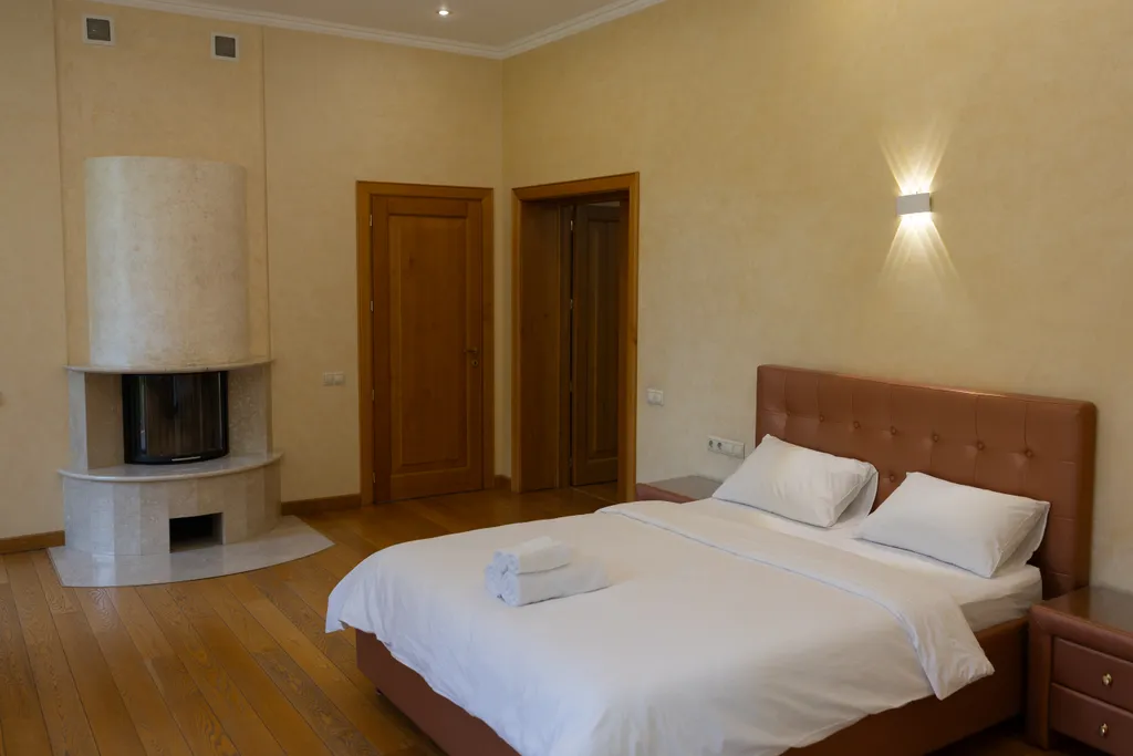 Особняк с большим бассейном в живописном лесном поселке