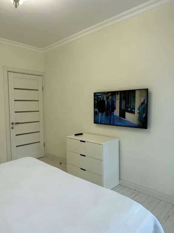 Две изолированные спальни с видом на горы в центре Ялты.