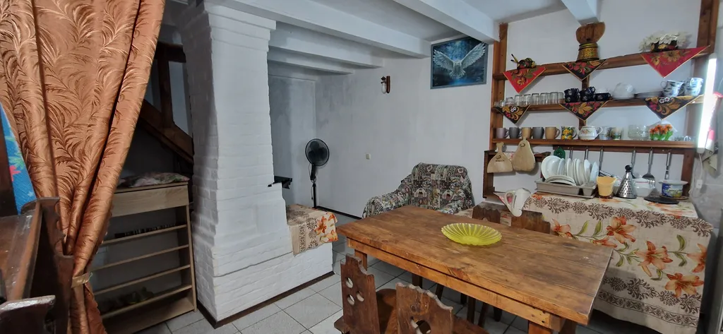 Двухэтажный дом с уютным двориком в окружении зелени