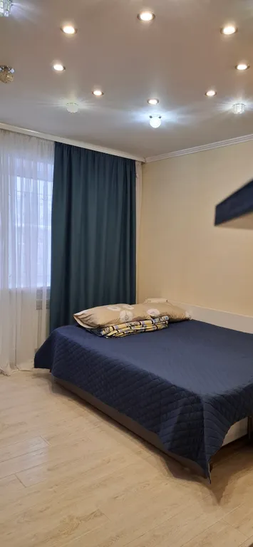 Уютная двухкомнатная квартира в спокойном районе, с кроватью и диваном