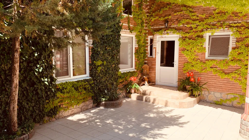 Коттедж Дом 3 спальни, большой двор беседка мангал усадьба Можжевеловый дворик — Айвовое