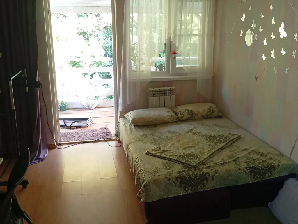 Доми с видом на лес и море