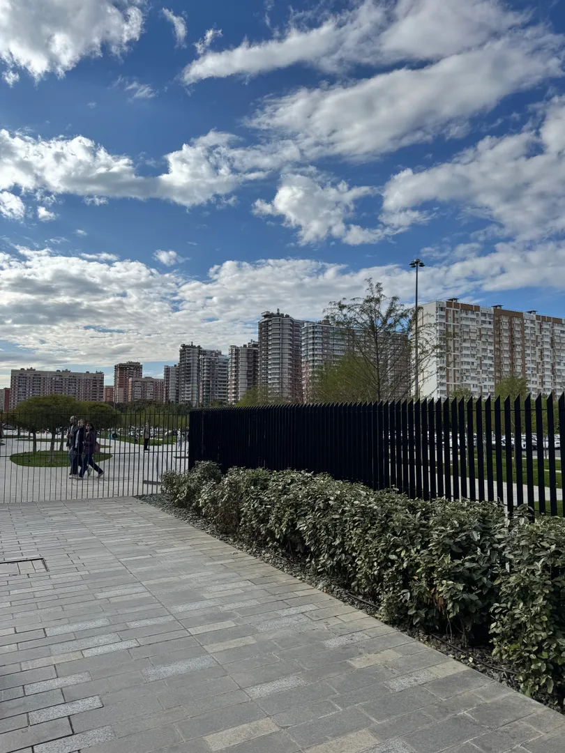 От дома до входа в парк около 200м От дома до входа в парк около 200м