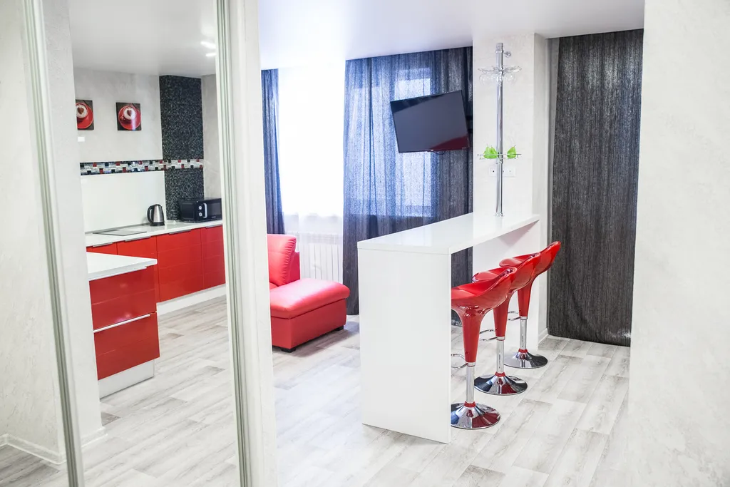 Новая, уютная студия с необычным дизайнерским ремонтом