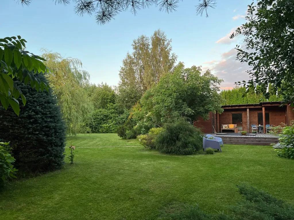 Коттедж Уютный деревянный дом с ландшафтным садом у озера — Шеметово