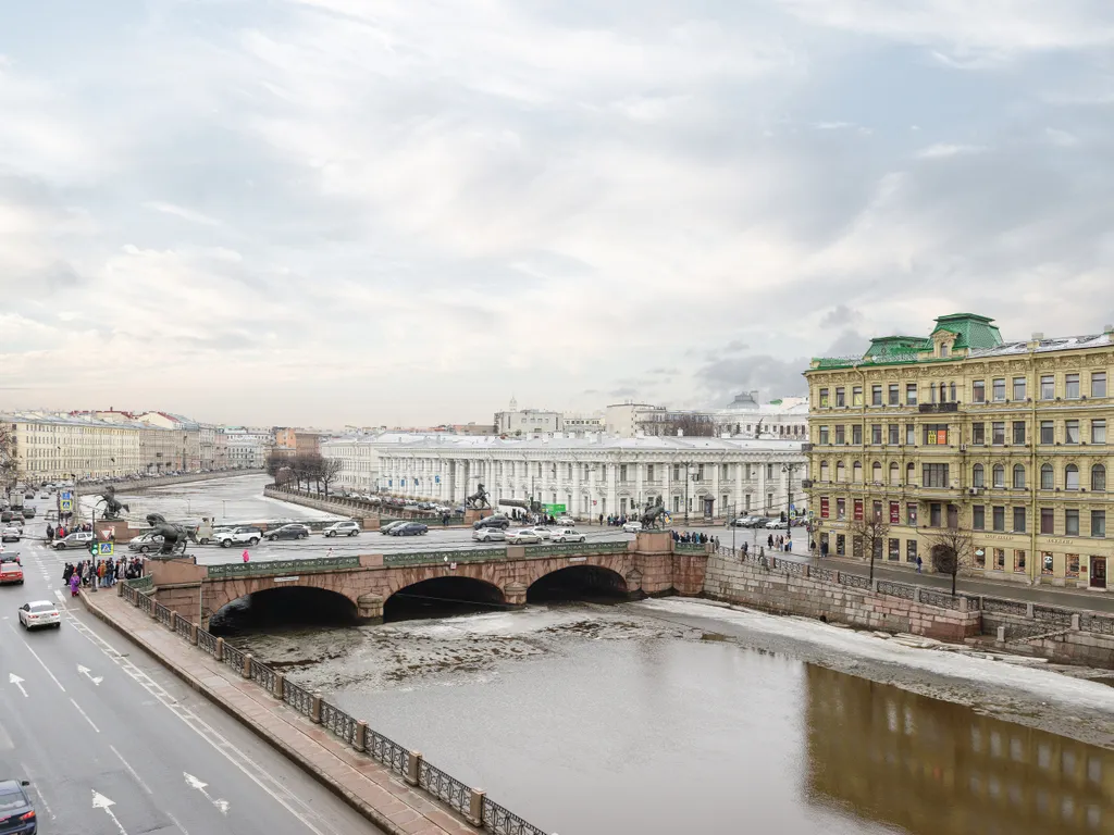У Невского с видом на Фонтанку