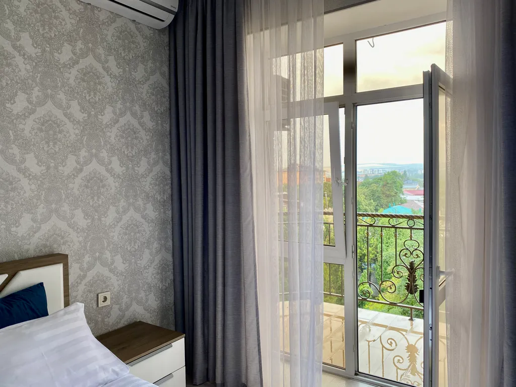 Просторная квартира с видом на горы в центре города