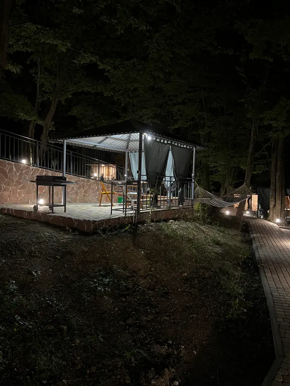 Домик в лесу с верандой и видом на море