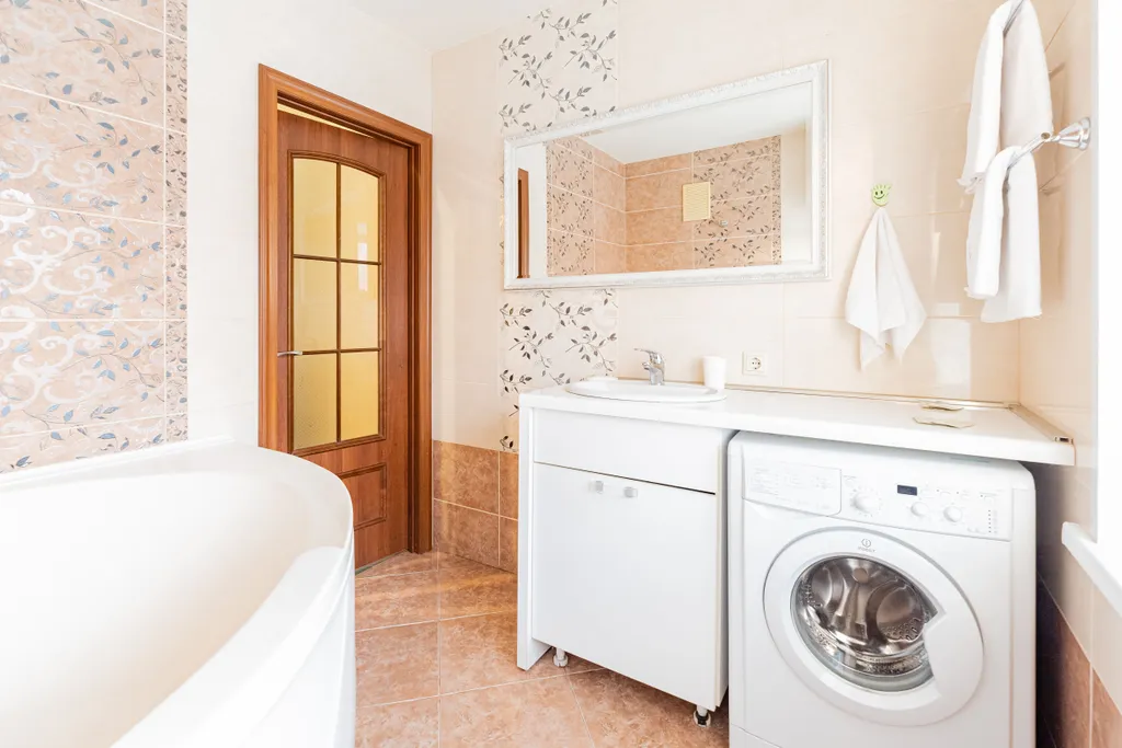 Двухкомнатная квартира с большой ванной у центра города