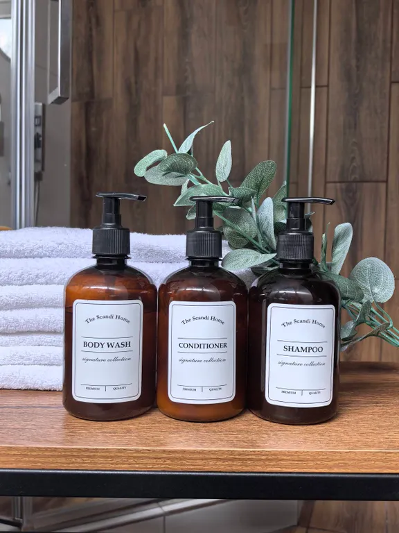 Треугольный дом с огороженной территорией