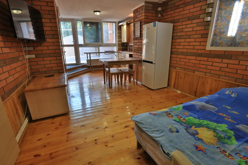 Коттедж Добротный кирпичный дом со своим двором в усадьбе Можжевеловый дворик — Айвовое