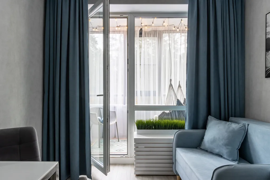 Дизайнерская квартира Облако с качелью на балконе и с видом на сосны