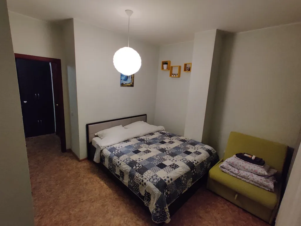 Уютная, чистая, тёплая квартира с видом на метро мост — аренда посуточно в Омск