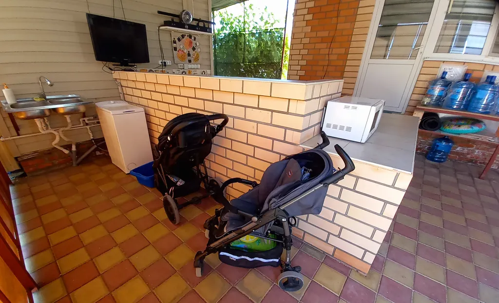 Спальня, кухня с диваном, балкон