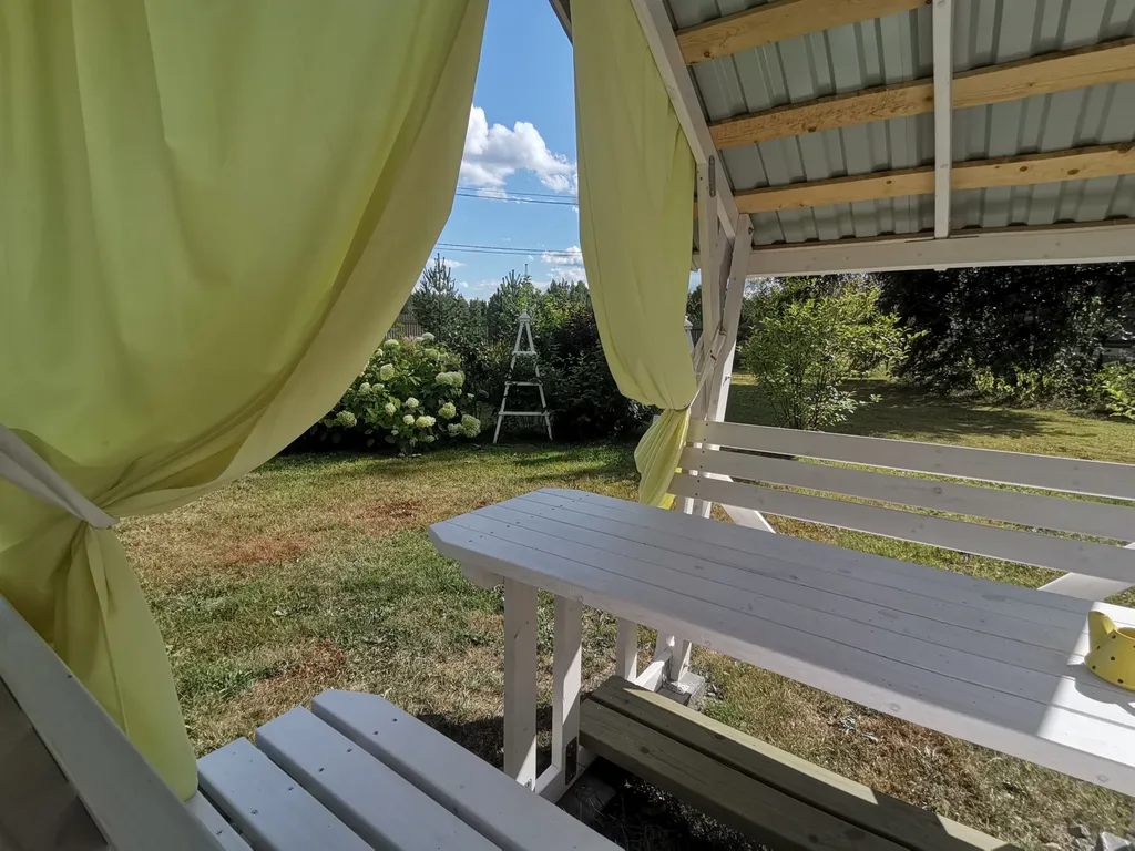 Дом с садом между лесом и рекой